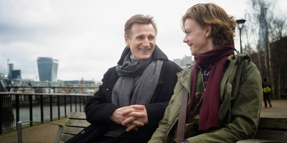 Liam Neeson i Thomas Brodie-Sangster na pierwszym zdjęciu "To właśnie miłość 2"