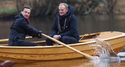 Tusk pływał z premierem Szwecji. Nie byli sami. Nietypowy towarzysz