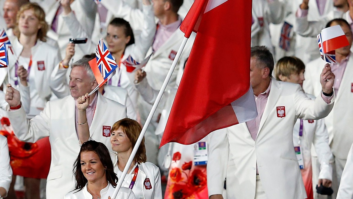 Agnieszka Radwańska wzorowo wywiązała się z odpowiedzialnego zadania niesienia polskiej flagi podczas ceremonii otwarcia XXX Igrzysk Olimpijskich w Londynie. Polska tenisistka z uśmiechem na twarzy poprowadziła Biało-Czerwonych podczas przemarszu na Stadionie Olimpijskim.