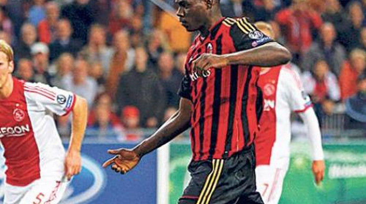 Milan-mentő Mario Balotelli