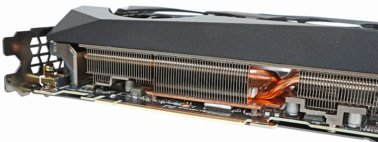 Gigabyte GeForce RTX 3090 GAMING OC 24G – elementem odprowadzającym ciepło z GPU i kości pamięci jest miedziana podstawa do której przytwierdzone są ciepłowody oraz cześć żeberek radiatora