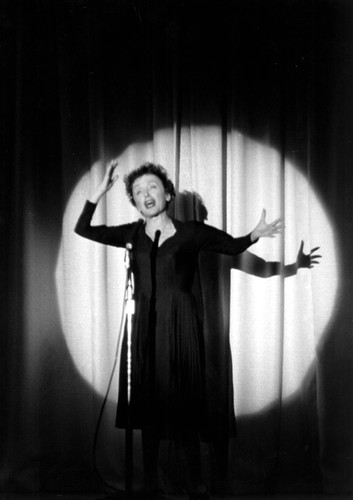 Edith Piaf nie urodziła się na ulicy i nie umarła na scenie