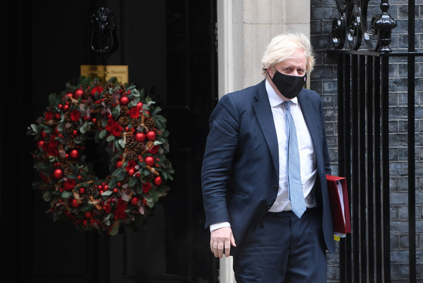 epa09629259 British Prime Minister Boris Johnson departs Downing Street to attend Prime Minister's Questions (PMQ) in London, Britain, 08 December 2021. Johnson faces questions amid allegations that Downing Street staff held a party during the Covid-19 lockdown on Christmas 2020. EPA/NEIL HALL Dostawca: PAP/EPA.