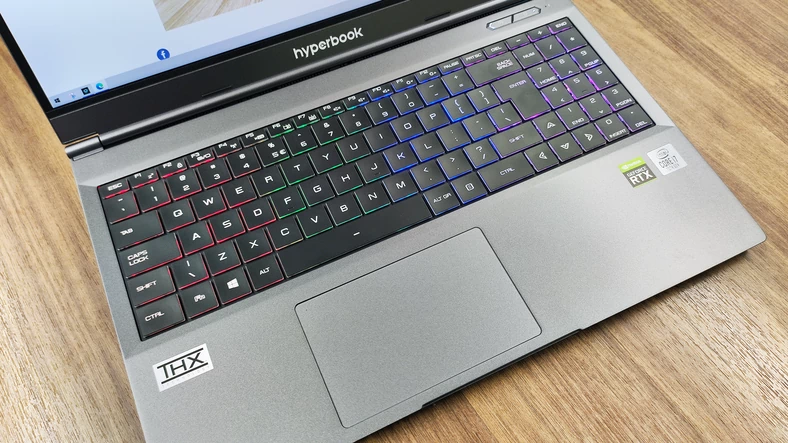 Hyperbook Pulsar V15 – klawiatura i touchpad