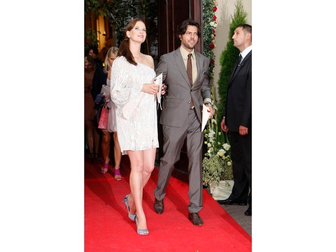 Nienaganna para: Karolina Malinowska i Olivier Janiak jako ślubni goście. Ona stawia na małą białą i asymetrię, on na szary garnitur i perfekcyjnie dobrane dodatki