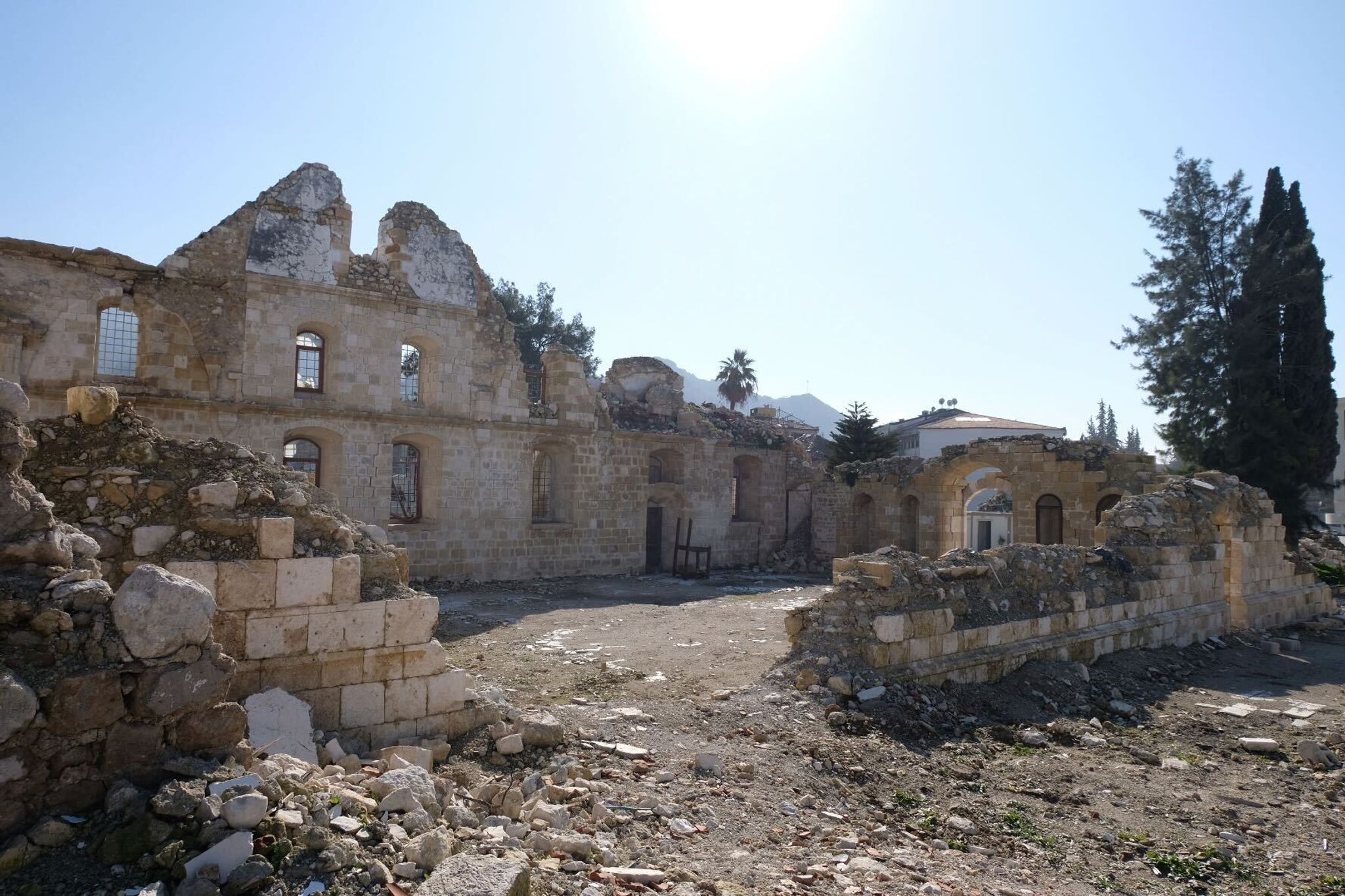 Moschee für Erdogan fertig - 200.000 Erdbebenopfer leben weiter in Containern
