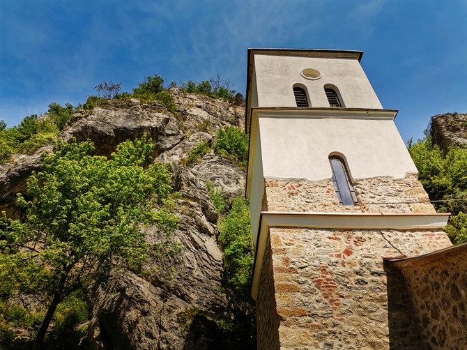 Kako svedoči igumanija Malenija, voda u manastiru Gornjak pojavljivala se na Đurđevdan još od1968. godine