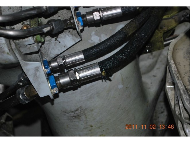 Uszkodzony przewód hydrauliczny podwozia prawego - główna przyczyna problemów samolotu