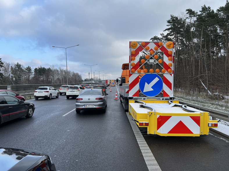 Transport gigantycznej maszyny czeka przed wjazdem do Warszawy na drodze ekspresowej S8 w pobliżu węzła Janki