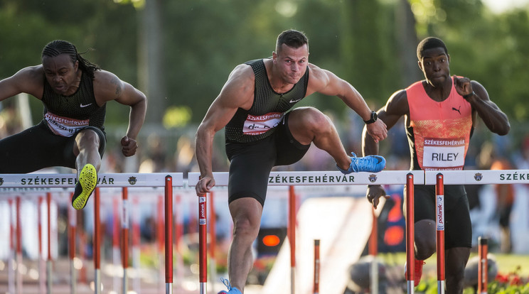 Baji Balázs (középen) második lett, megelőzte többek között az amerikai olimpiai bajnok Aries Merittet (balra) is /Fotó: MTI /Bodnár Boglárka