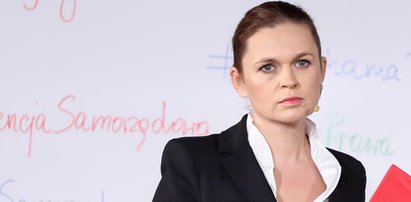 „Wyjrzałam przez okno. Wsiadała do samochodu i pomachała mi”. Barbara Nowacka wspomina ostatnie chwile z mamą