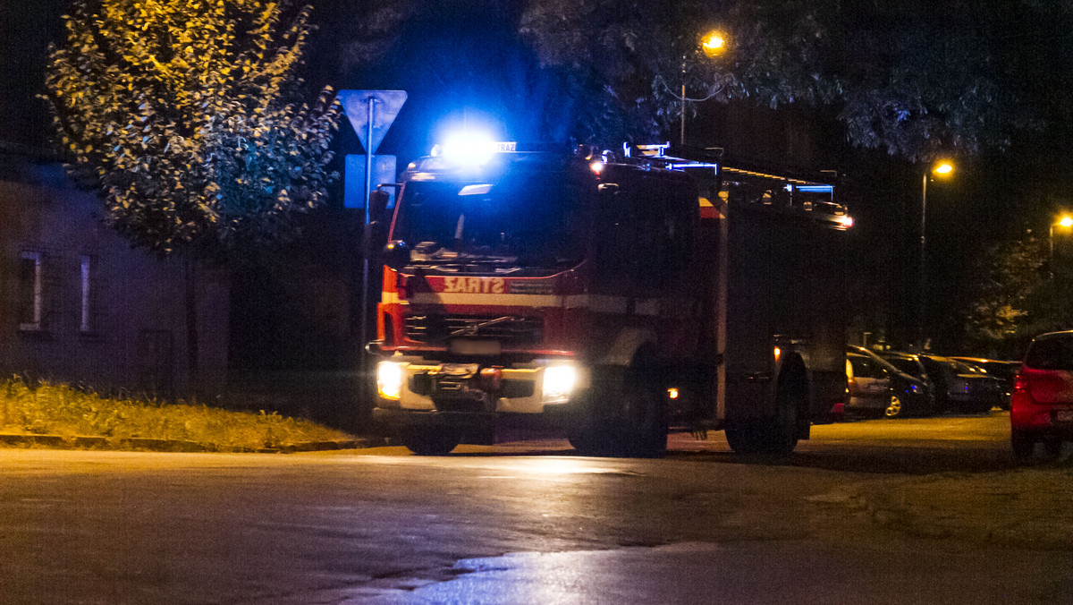 W kamienicy przy ul. Robotniczej w Szczecinie doszło do groźnego pożaru. Sytuację opanowali już strażacy. Jedenaście osób, w tym troje dzieci, trafiło do szpitala z objawami podrucia tlenkiem węgla - informuje RMF FM.