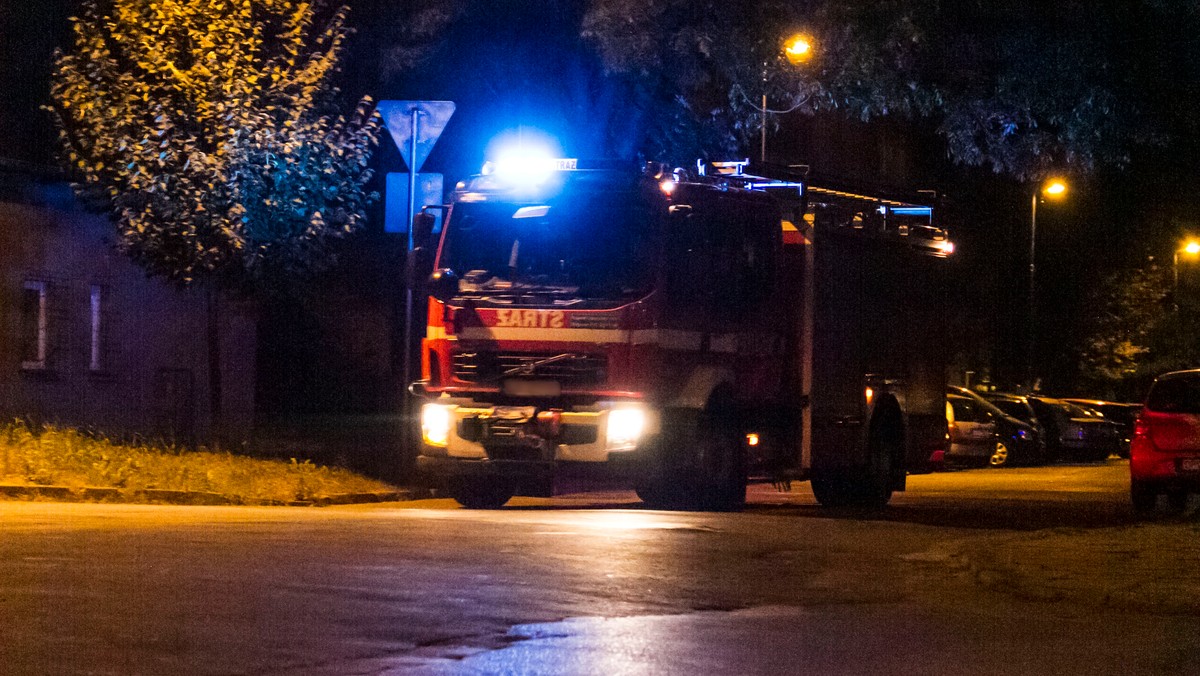 W kamienicy przy ul. Robotniczej w Szczecinie doszło do groźnego pożaru. Sytuację opanowali już strażacy. Jedenaście osób, w tym troje dzieci, trafiło do szpitala z objawami podrucia tlenkiem węgla - informuje RMF FM.