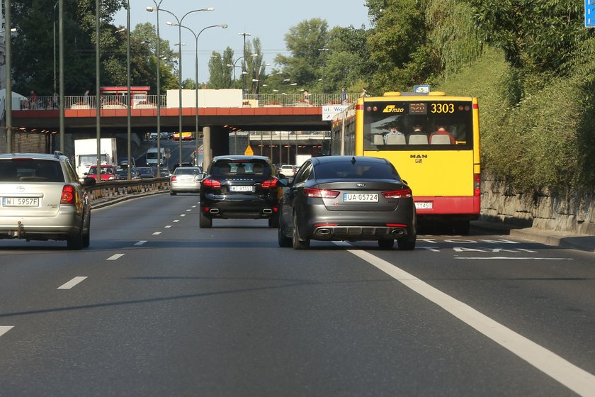 Dyrektor od Błaszczaka limuzyną rozwozi dzieci i łamie prawo!