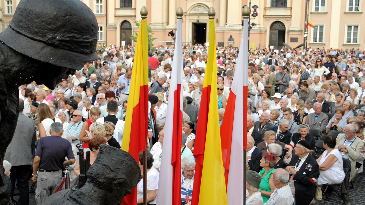 Składanie kwiatów przy pomnikach i tablicach, rozpalenie Ogniska Pamięci, widowisko teatralne, wspólne śpiewanie powstańczych piosenek oraz oczywiście godzina "W". Dziś główne obchody 70. rocznicy wybuchu Powstania Warszawskiego. Podajemy ich plan.