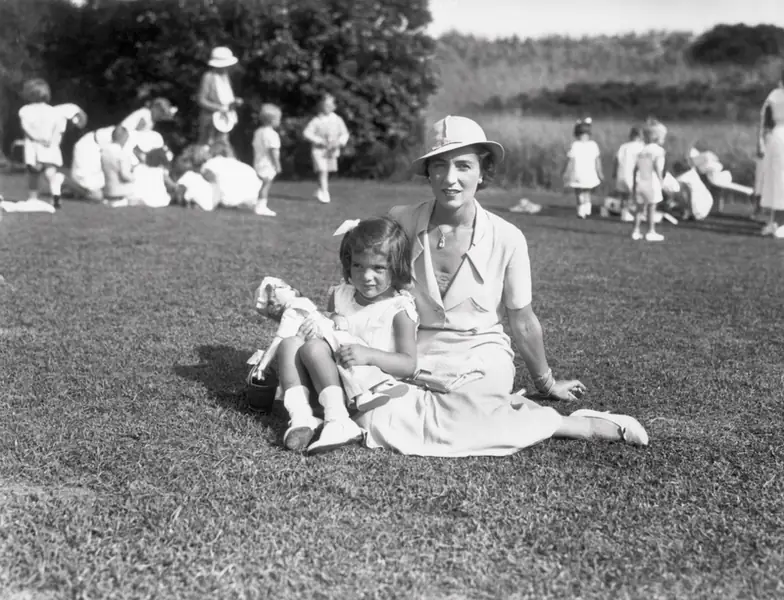 Jackie z mamą w 1933 r. w ich rezydencji w East Hampton / Getty Images