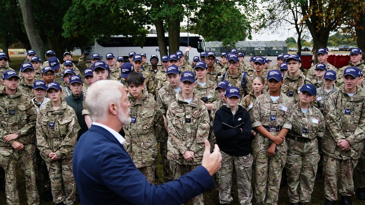 Britanski minitar odbrane Al Karns u razgovoru sa kadetima