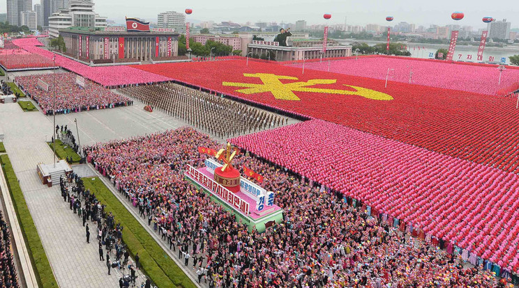 felvonulás a Koreai Munkapárt kongresszusa befejeződésének alkalmából - Fotó: AFP