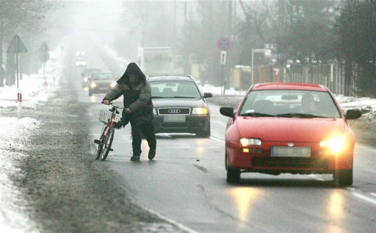 Zima nie daje za wygraną. Gołoledź dalej stanowi zagrożenie.