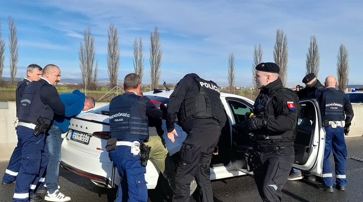 A magyar és szlovák rendőrök közös gyakorlat keretében fogtak el egy bűnözőt /Fotó: police.hu