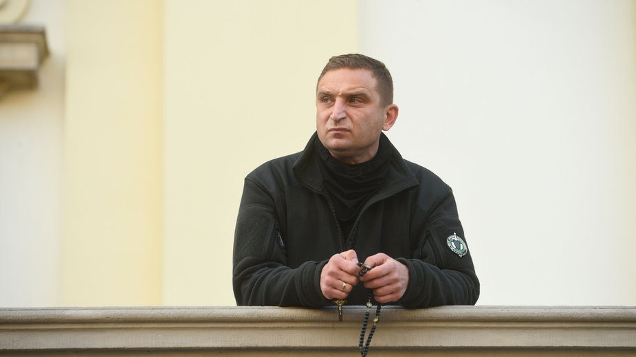 Robert Bąkiewicz przed kościołem św. Krzyża w Warszawie