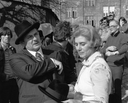 Jest autorką kostiumów do "Nocy i dni". Zostanie pochowana 5 miesięcy po śmierci