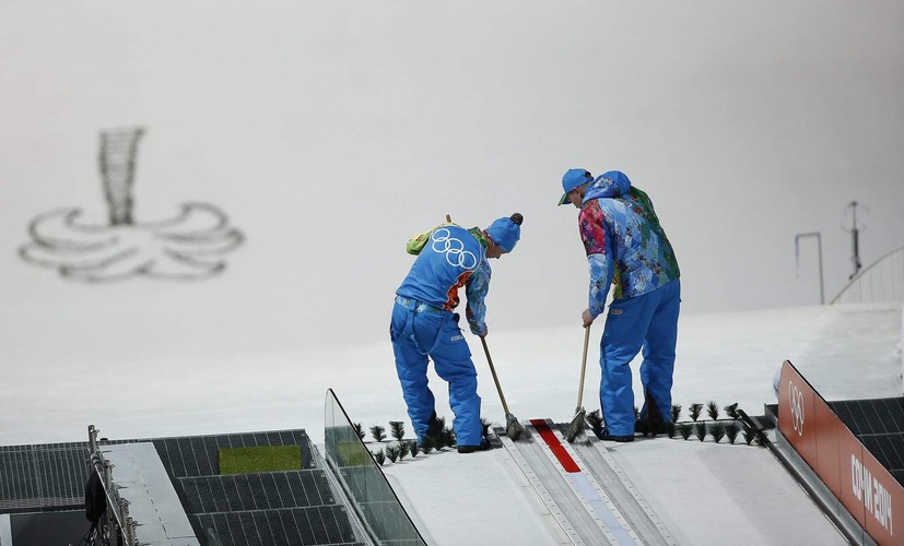 Wolontariusze przygotowują skocznię. Fot. EPA/VALDRIN XHEMAJ