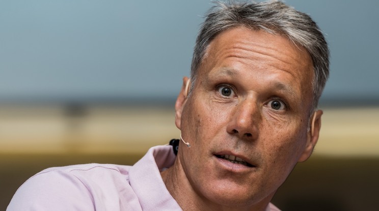 Marco van Basten elfelejtette, hogy a mikrofonja bekapcsolva van... / Fotó: Getty Images