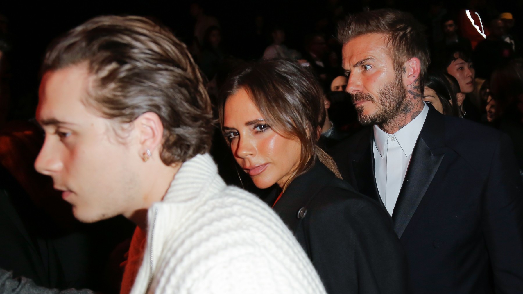 Victoria Beckham na snímke so synom Brooklynom a manželom Davidom, rok 2019