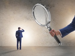 Kontrakt kontrolowany: Zbadano, którym pracownikom szefowie najbardziej patrzą na ręce