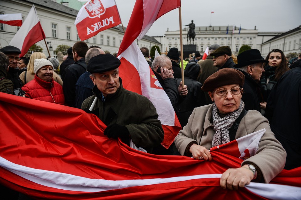 Uczestnicy Apelu Pamięci przed Pałacem Prezydenckim na Krakowskim Przedmieściu