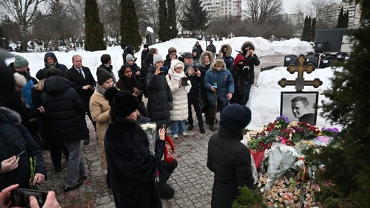 Ljudi ostavljaju sveće na grobu Alekseja Navaljnog