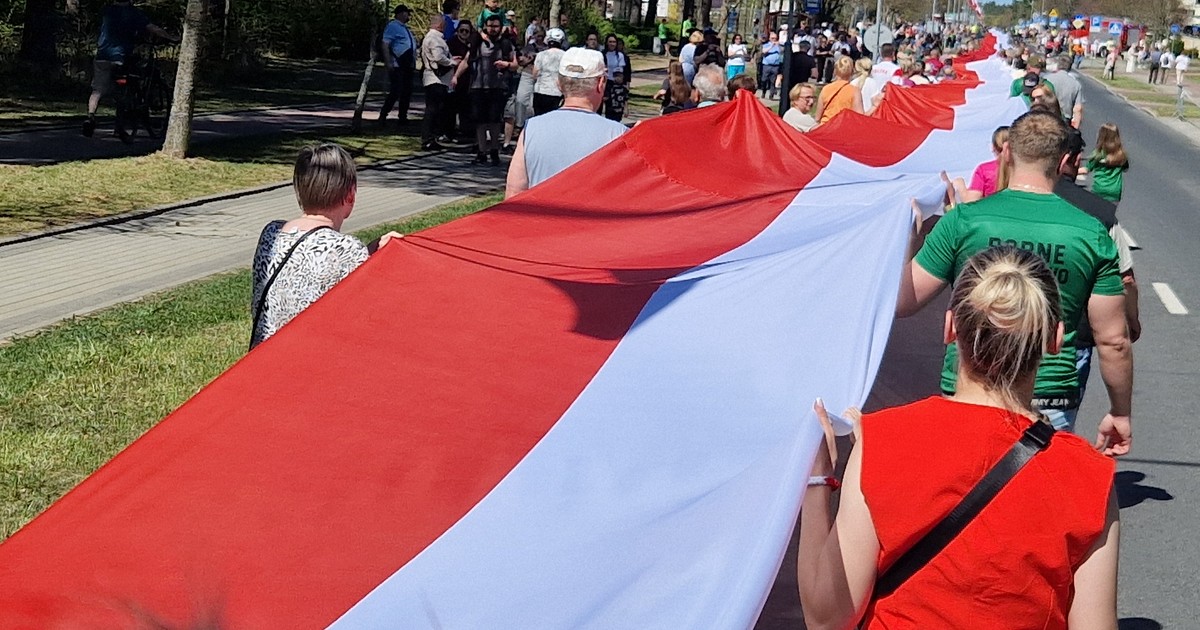 Rekordowa flaga w Borne Sulinowo: 3055 metrów dumy