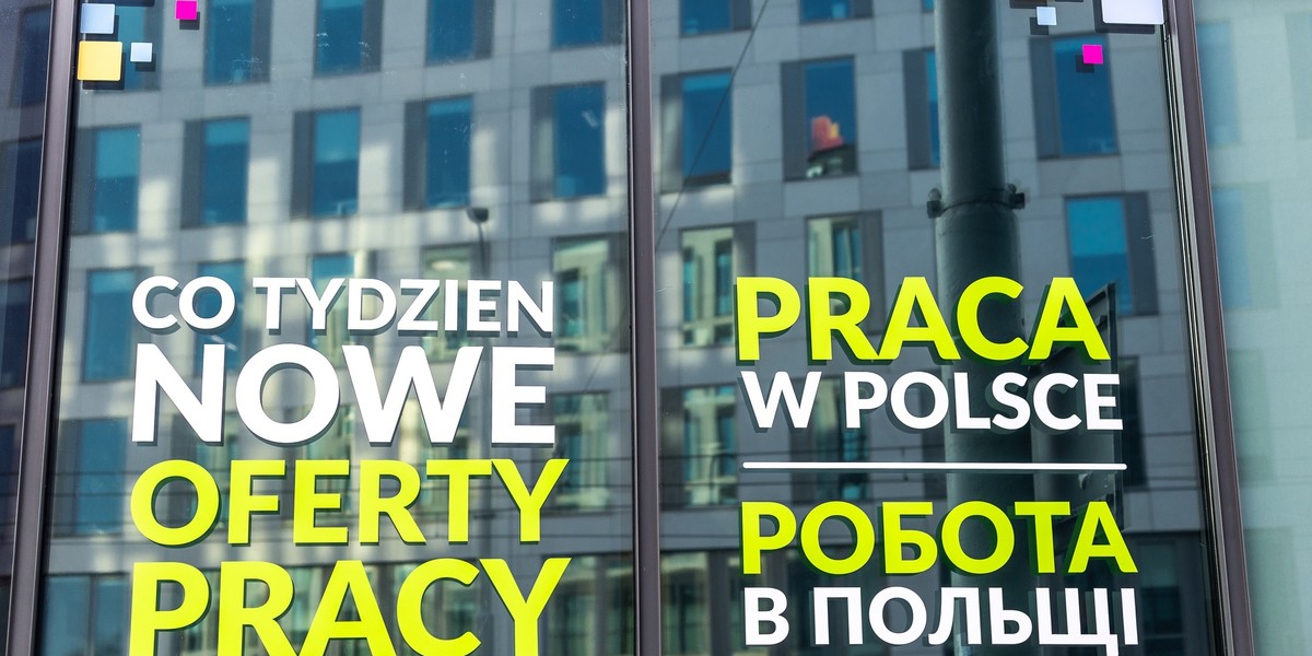 Obywatele Ukrainy pracują w Polsce coraz dłużej, a ich wymagania zarobkowe rosną - wynika z badania "Ukraińcy na polskim rynku pracy: doświadczenia, wyzwania i perspektywy".