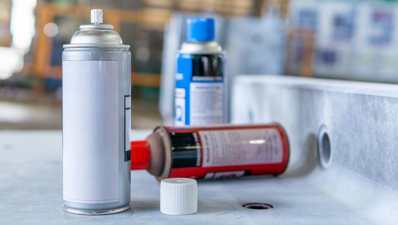Leichter kleben – transparent und großflächig: Beliebte Sprühkleber im Vergleich