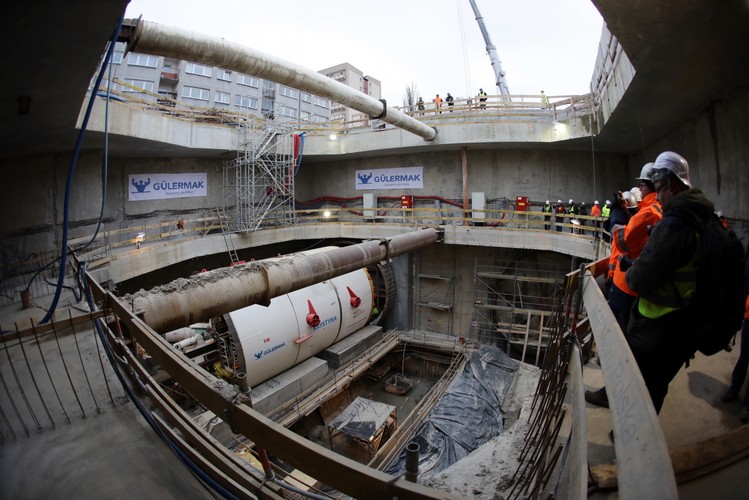 Warszawskie metro składa się obecnie z dwóch linii. Druga linia została otwarta w 2015 roku, przy wsparciu finansowym Unii w wysokości 776 mln euro. W styczniu 2017 roku UE zainwestowała również 432 mln euro w drugi etap prac na drugiej linii. Inwestycja dotycząca II linii metra jest zlokalizowana w dzielnicach Wola i Bemowo (odcinek zachodni) oraz Targówek (odcinek wschodnio-północny). Obejmuje budowę trzech stacji na odcinku wschodnio-północnym, dwóch na odcinku zachodnim i zakup 17 pociągów. Jej całkowita wartość to ponad 3,5 mld zł. Niemal 2 mld zł to dotacja unijna.