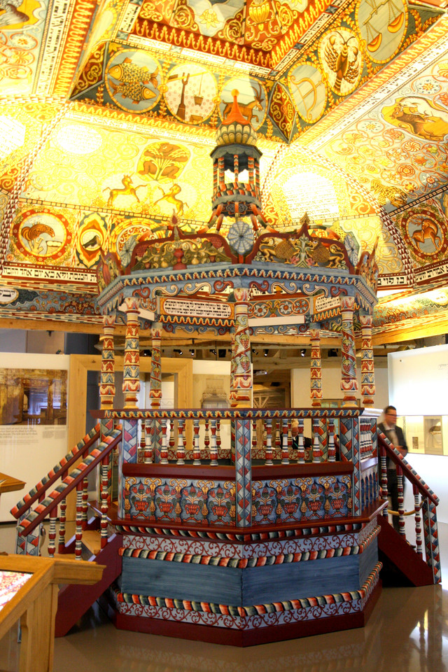 Wnętrza zrekonstruowanej synagogi z Gwoźdźca