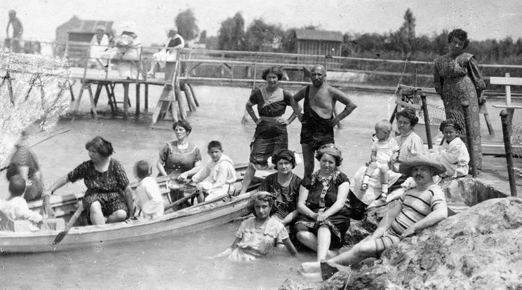 1911 - Strand Balatonalmádinál / Fotó: Fortepan