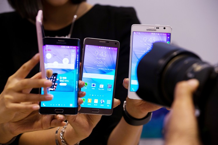 Duży może więcej? To powiedzenie z pewnością sprawdza się w przypadku najnowszego phabletu Samsunga, który pod względem specyfikacji technicznej jest obecnie zdecydowanie najmocniejszym urządzeniem mobilnym na rynku, Galaxy Note 4 został wyposażony w 5,7-calowy ekran Super Amoled o 'kosmicznej' rozdzielczości 2560 x 1440, 3GB pamięci operacyjnej, ośmiordzeniowy procesor Snapdragon 805 oraz bardzo wydajny akumulator o mocy 3220 mAh