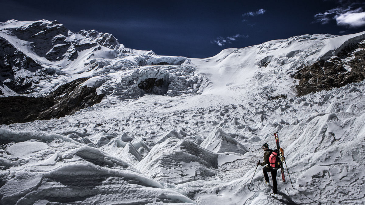 Andrzej Bargiel o 13:12 czasu lokalnego 2 października - mimo złych warunków pogodowych - jako pierwszy Polak w historii samotnie zdobył szczyt ośmiotysięcznika Sziszapangma na nartach skiturowych.