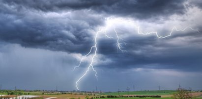 Burzowy alarm! Będą nawałnice, grad i wichury