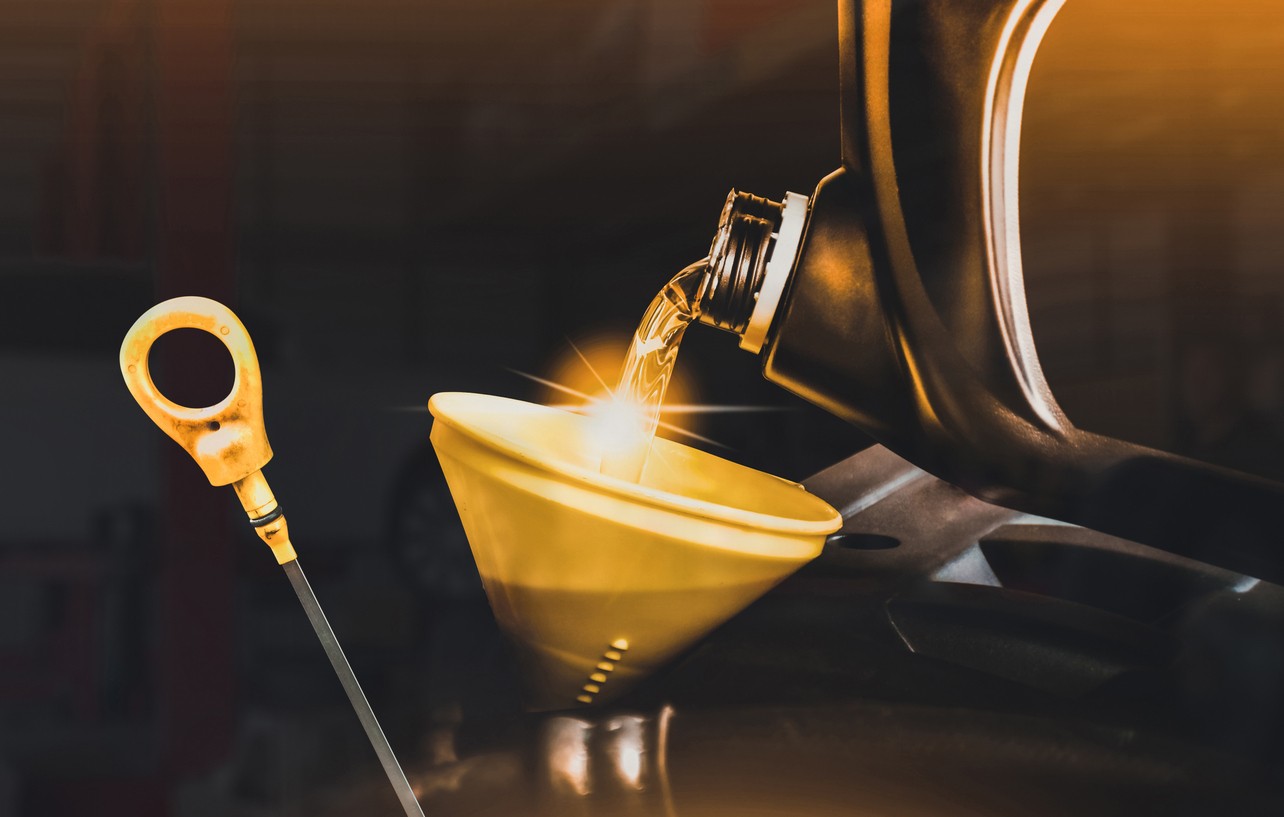 Pravidelný servis a kontrola hladiny motorového oleja pred dovolenkovou sezónou predchádzajú drahým poruchám na diaľniciach. Odborníci odporúčajú doplniť kvapalinu do ostrekovačov a skontrolovať účinnosť klimatizácie pre maximálny komfort. 