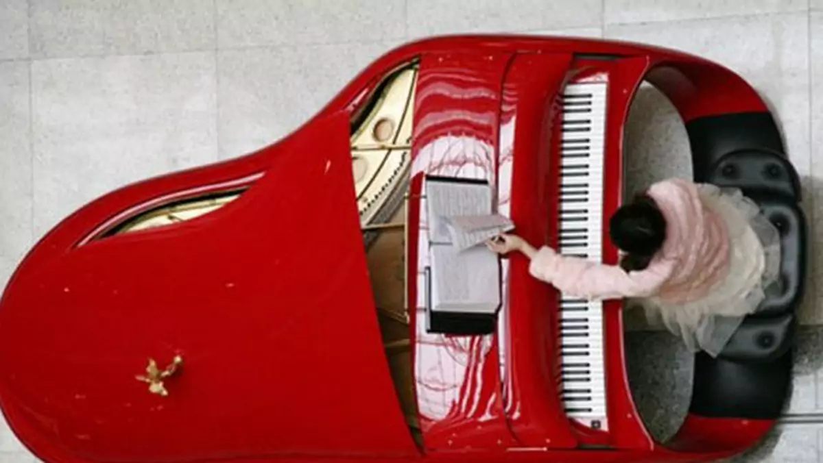 Fortepian Rolls-Royce w kolorze Ferrari