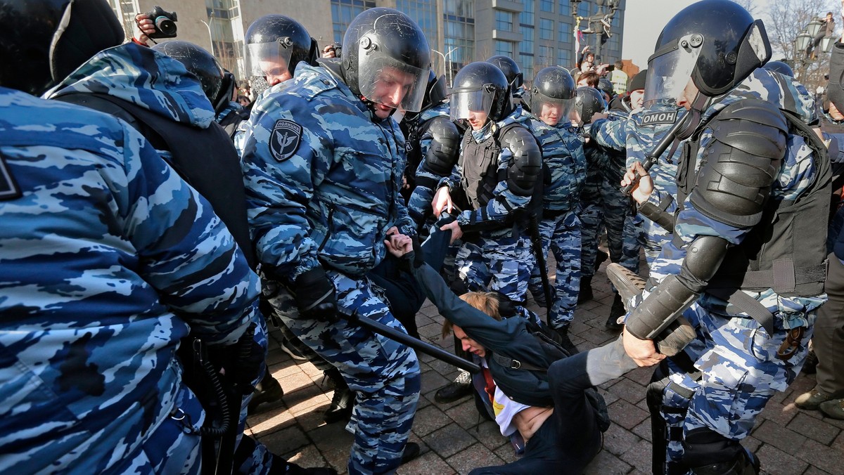 Antykorupcyjne demonstracje, jakie odbyły się w niedzielę w wielu miastach Rosji, to dowód, że wbrew brutalnym represjom ruch protestu w tym kraju ponownie się przebudził, rzucając wyzwanie Kremlowi - piszą "Financial Times" i "Washington Post".