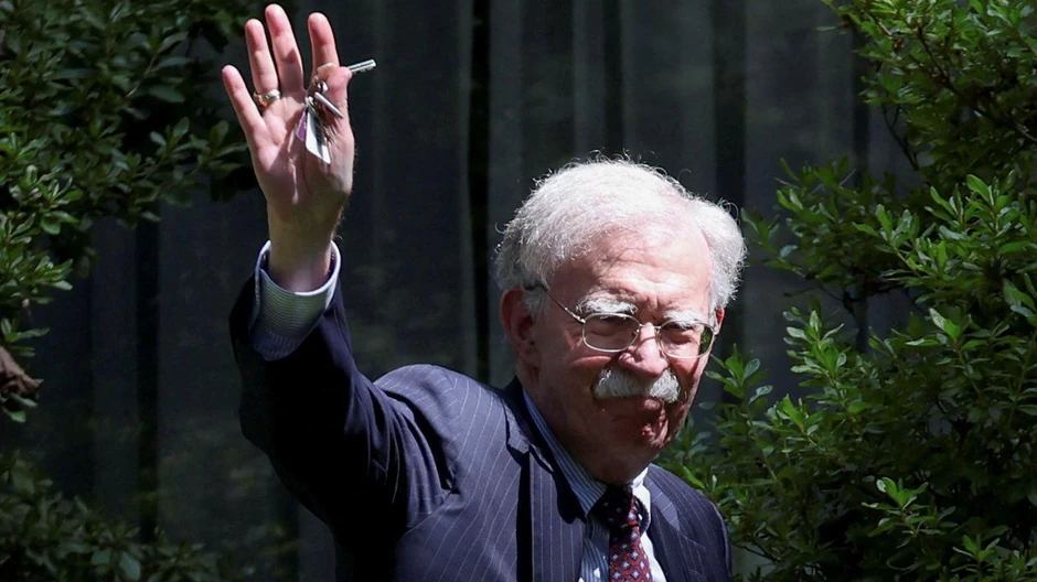 Džon Bolton pozdravlja novinare ispred porodične kuće u Betesdi, predgrađu Vašingtona | Foto: Reuters