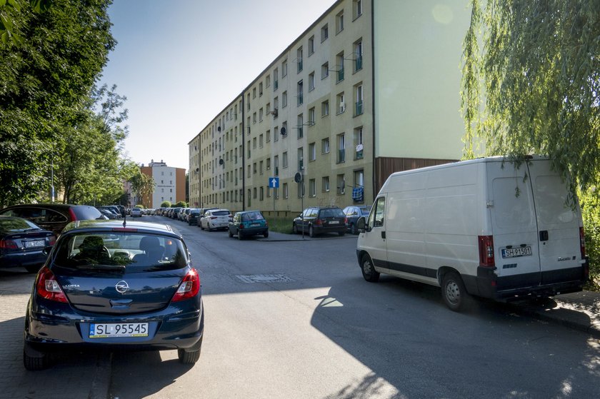 Zatłoczone parkingi w dzielnicy Halemba