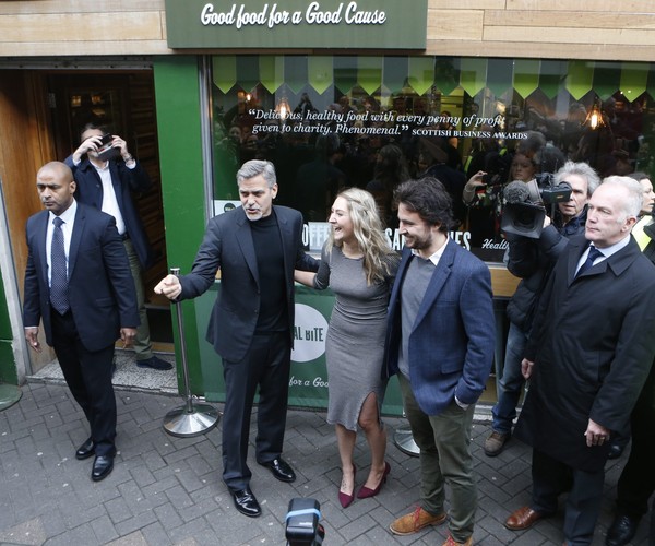 George Clooney i twórcy sieci Social Bite – Alice Thompson oraz Josh Littlejoh