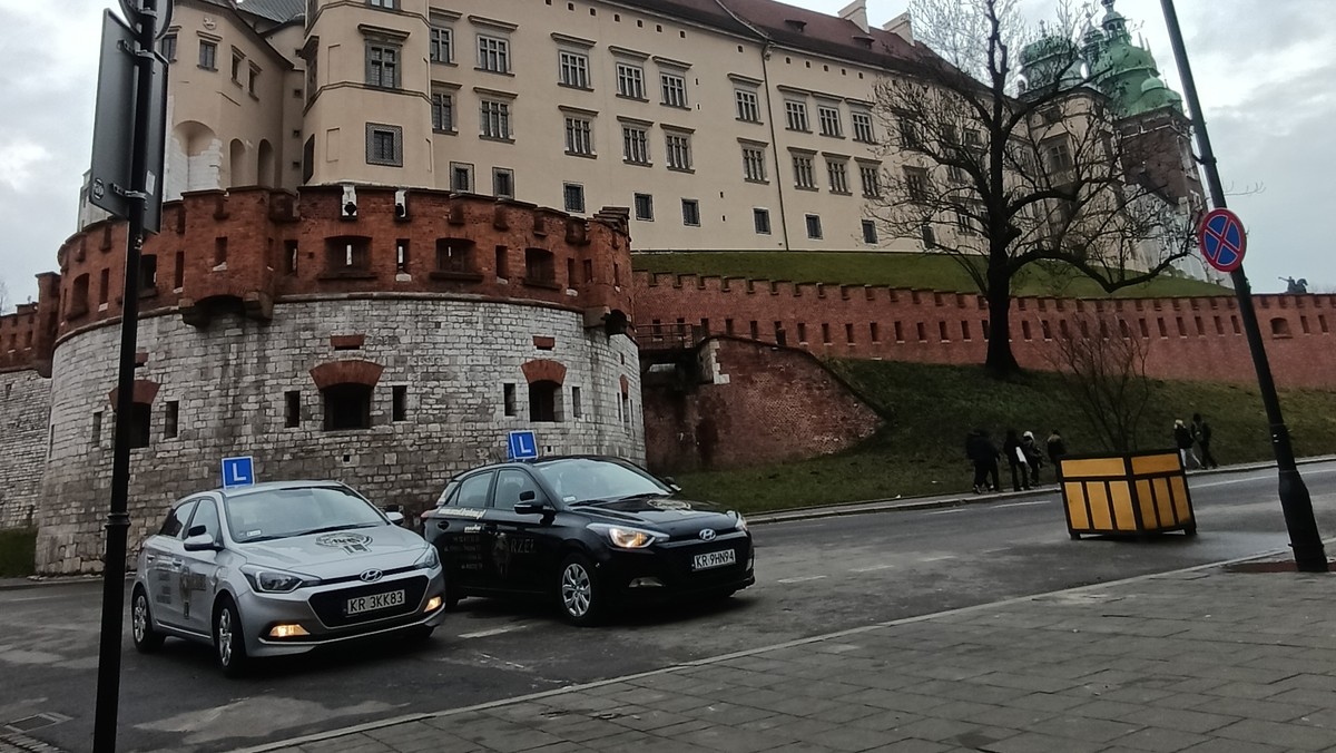 Kurs na prawo jazdy: Koronawirus wymusił zmiany. Czy są dobre dla kierowców?