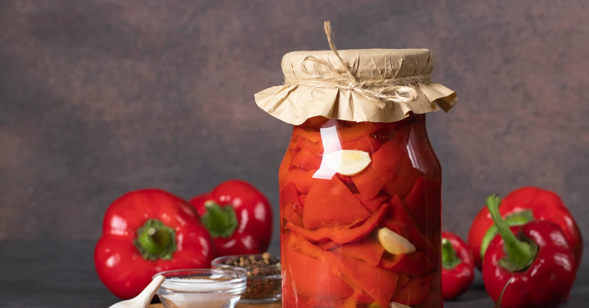 Obłędnie chrupiąca papryka na zimę. Tak robi ją Remigiusz Rączka
