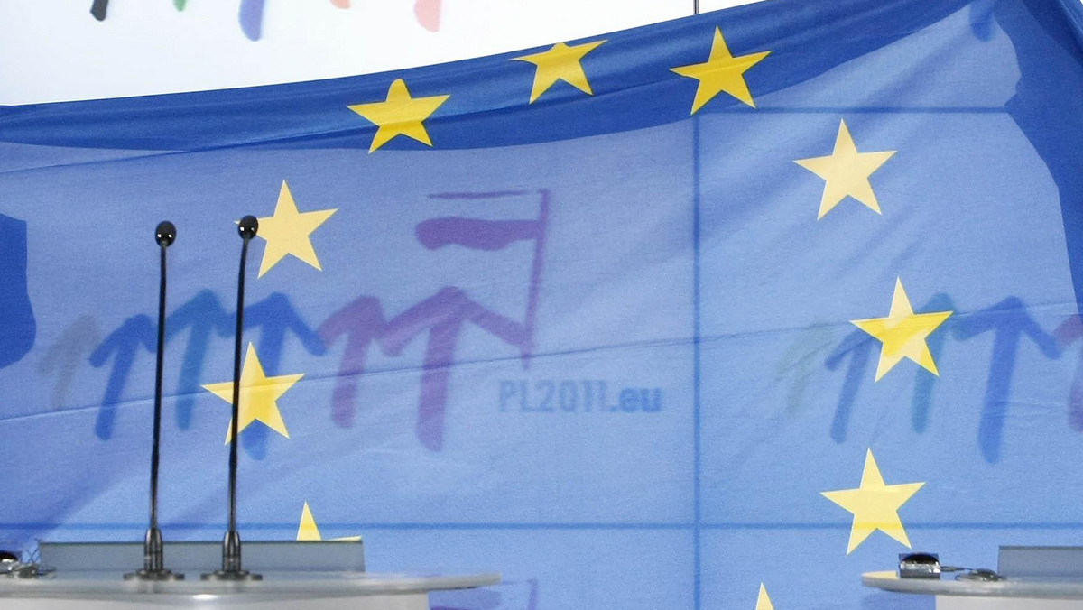 Mam wrażenie, że Unia Europejska chyli się ku upadkowi powoli, za przyzwoleniem krótkowzrocznych elit, które poprzestają na sloganach i lekarstwach, które słabo leczą objawy kryzysu, a nie dotykają jego przyczyn - powiedział w wywiadzie dla PAP eurodeputowany prof. Wojciech Roszkowski.